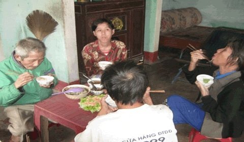 Thầy giáo 80 tuổi và 4 người con tâm thần mơ một bữa no