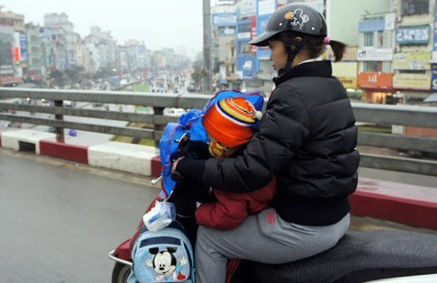 Bọc con đến lớp trong cái lạnh 10 độ