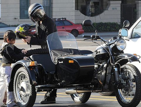 Pax Thiên vi vu phố phường bằng xe xít-đờ-ca với bố