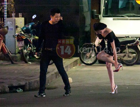 Ngọc Trinh đi bộ khó khăn trên đôi giày ngàn đô