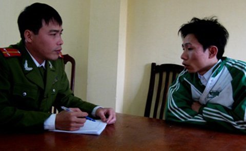 CSGT lại bị hất văng lên nắp capo
