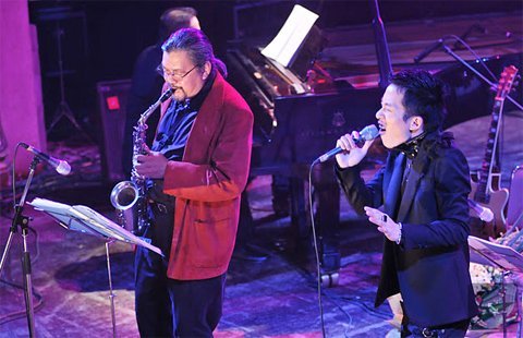 Bố Bằng Kiều hát chung sân khấu với Tùng Dương