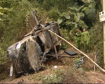 Mưa trơn, tai nạn ô tô làm 3 người chết