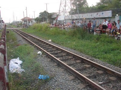 Nằm vắt ngang đường sắt tự tử