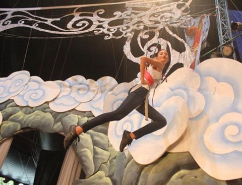 Top 3 VN’s Next Top Model bay trong đêm chung kết