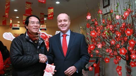 Tân TGĐ Techcombank tận tay lì xì khách hàng