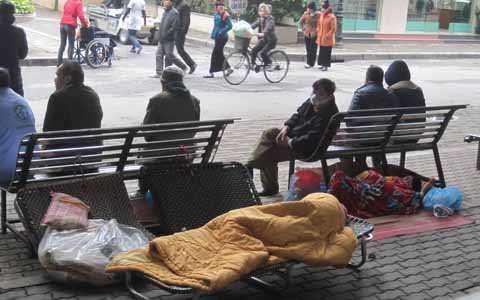 Chui gốc cây, gầm ghế trốn rét trong bệnh viện