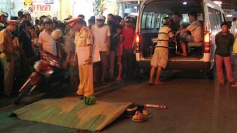 Xe buýt cán chết người, tài xế bỏ chạy