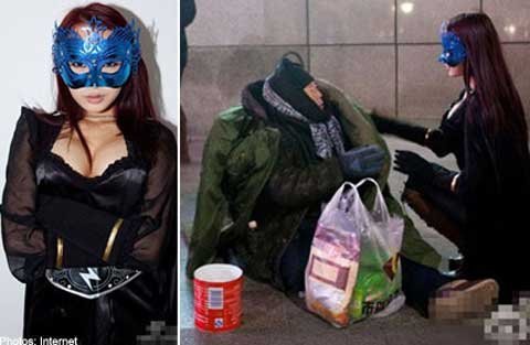 Nữ hiệp mặc khêu gợi phát đồ cho ăn mày