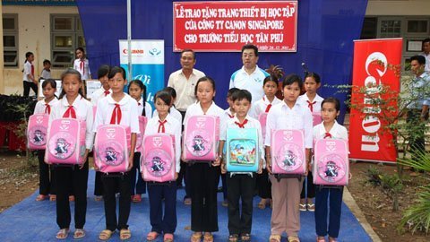 Canon trao tặng quà, học bổng cho 8 trường học khó khăn