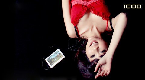 Hotgirl khoe đường cong bên máy nghe nhạc