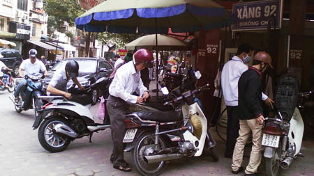 Dễ dàng gian lận, xăng ‘rởm’ siêu lợi nhuận