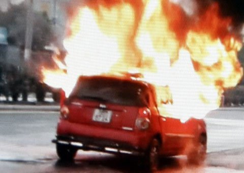 Ôtô lại bốc cháy, hàng chục người tháo chạy