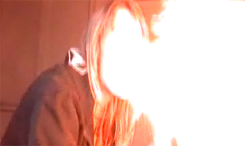 Cô gái nghịch lửa cháy sém mặt