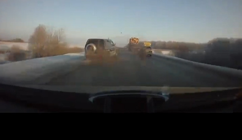 Kinh hoàng ô tô đang chạy tung bánh xe