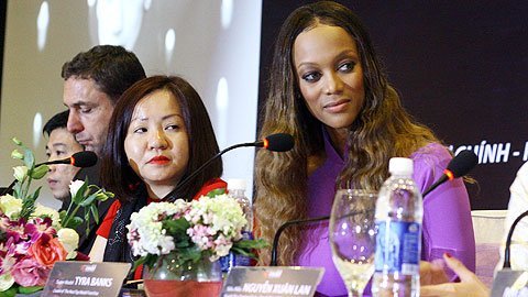 Cận cảnh Tyra Banks dịu dàng trong tà áo dài