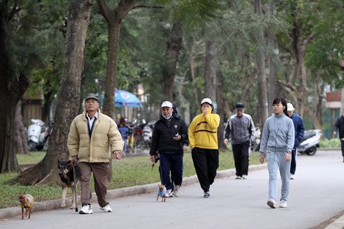 Người Hà Nội vượt giá rét tập thể dục sáng