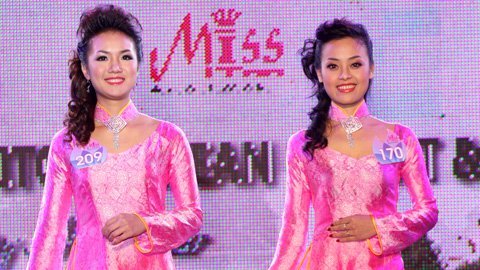 Hoa khôi trí tuệ rùng mình vượt rét trong tà áo dài mỏng dính