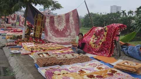 Cận Tết, xuất hiện chợ chăn giữa phố