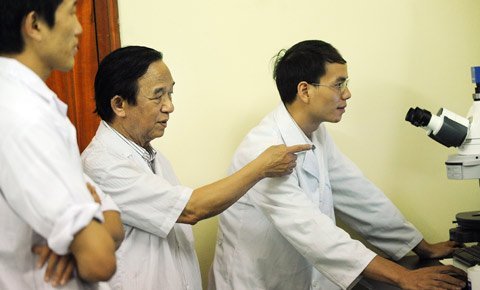 Vì nghèo, tiến sĩ bỏ viện ra đi