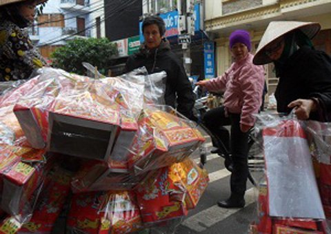 'Trang phục' ông Công, ông Táo tăng giá