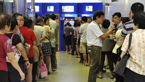 Dân Singapore đổ xô đi đổi mật mã thẻ ATM