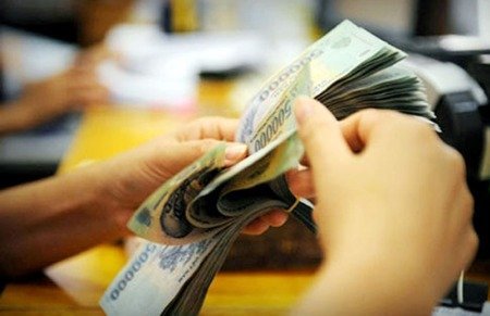Cuối năm chầu chực để rút tiền mặt