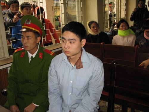 Tạm dừng phiên xử Lê Văn Luyện