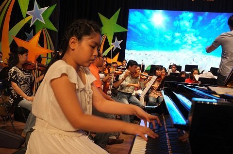 'Đằng sau chiếc váy xòe là tiếng đàn mạnh mẽ'