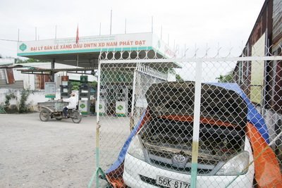 Taxi đậu sát cây xăng đột ngột bốc cháy