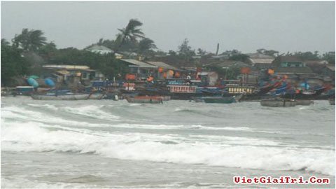 Cứu tàu công vụ chở 40 người trôi dạt trên biển