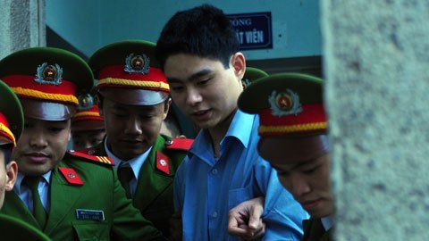 Nụ cười khó hiểu của Lê Văn Luyện tại toà