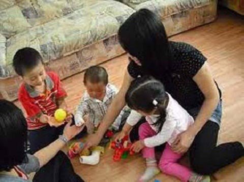 Sinh viên đi làm bảo mẫu kiếm tiền tiêu Tết