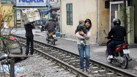 Vượt rào chắn, nam sinh bị tàu kéo lê tử vong