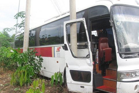 Xe khách gặp nạn, 52 người đập kính thoát thân