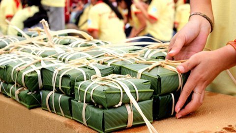 Teen gói bánh chưng tặng người nghèo đón Tết