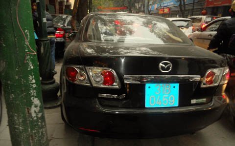 Xe biển xanh dàn hàng ngang trước cửa siêu thị