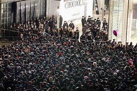 Apple bị 'quây' và ném trứng sống tại Bắc Kinh