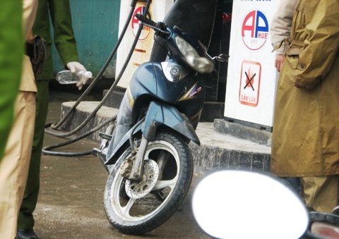 Hoảng hồn xe máy bốc cháy tại cây xăng