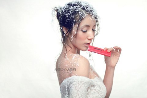 Hotgirl làm dáng bên smartphone