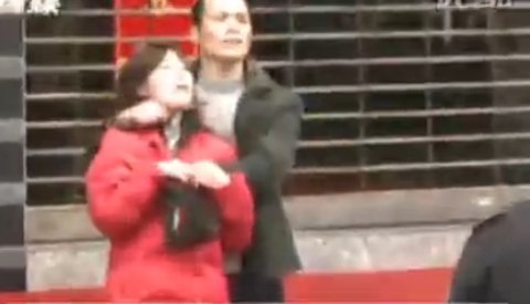 Tên cướp bắt cô gái làm con tin