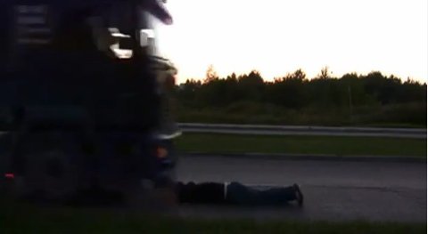 Nằm đường cho ô tô công chạy qua