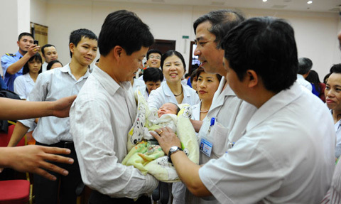 Kẻ bắt cóc trẻ ở BV phụ sản phải bồi thường 120 triệu