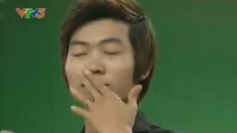 Clip: Thanh niên đóng đinh 7cm vào mũi và…hát