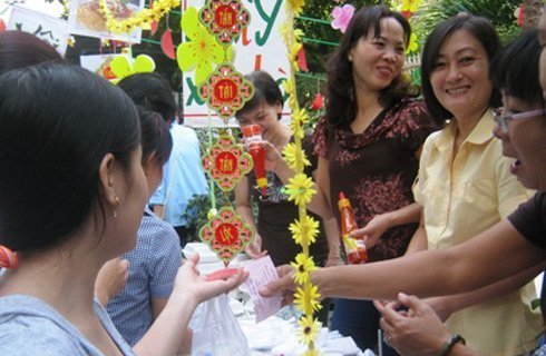 Chật vật lo quà Tết cho giáo viên