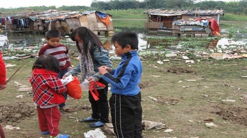 Giấc mơ Tết của lũ trẻ bãi giữa sông Hồng