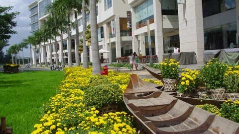 Đến hội hoa xuân, ngắm rồng 46m làm từ rác