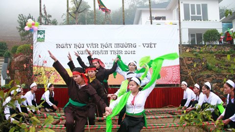 Dịp tết: Lễ hội truyền thống hút khách