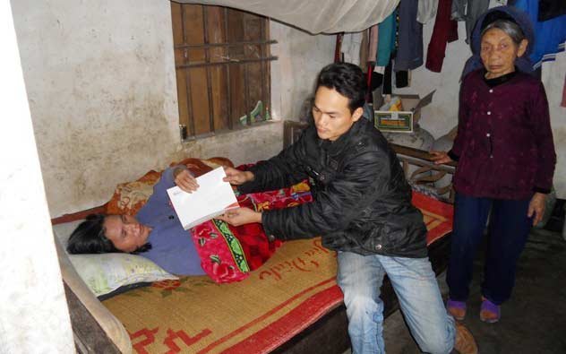 6 triệu đồng đến với cậu bé bỏ học nuôi mẹ liệt giường