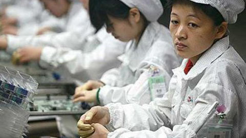 Sự im lặng đáng sợ trong xưởng lắp Iphone